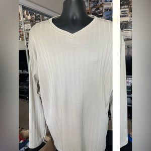 Men’s Rampage XL creme V-neck shirt